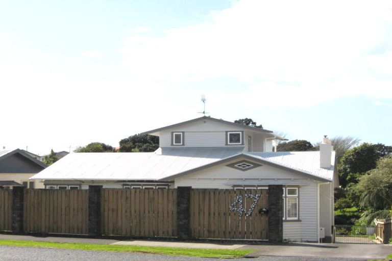 Photo of property in 47 Waiwaka Terrace, Strandon, New Plymouth, 4312