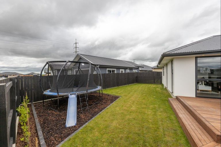 Photo of property in 2 Corsica Court, Fitzherbert, Palmerston North, 4410
