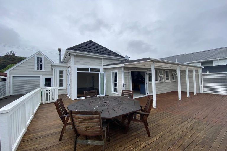 Photo of property in 25 Gilbert Street, New Plymouth, 4310