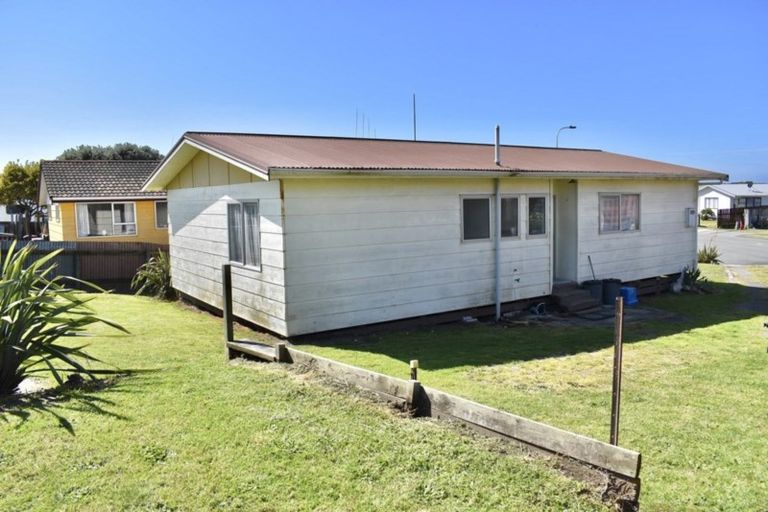 Photo of property in 16 Colenso Place, Otaki Beach, Otaki, 5512