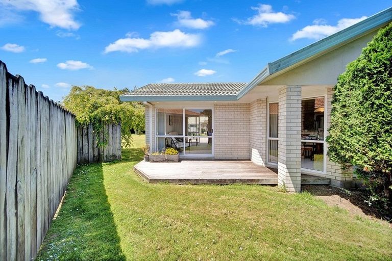 Photo of property in 11 Perotti Place, Conifer Grove, Takanini, 2112