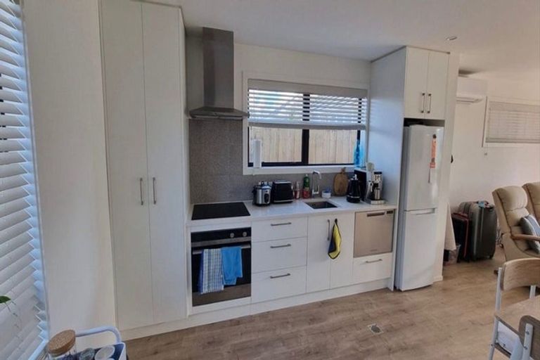 Photo of property in 2/12 Enderby Drive, Te Atatu Peninsula, Auckland, 0610