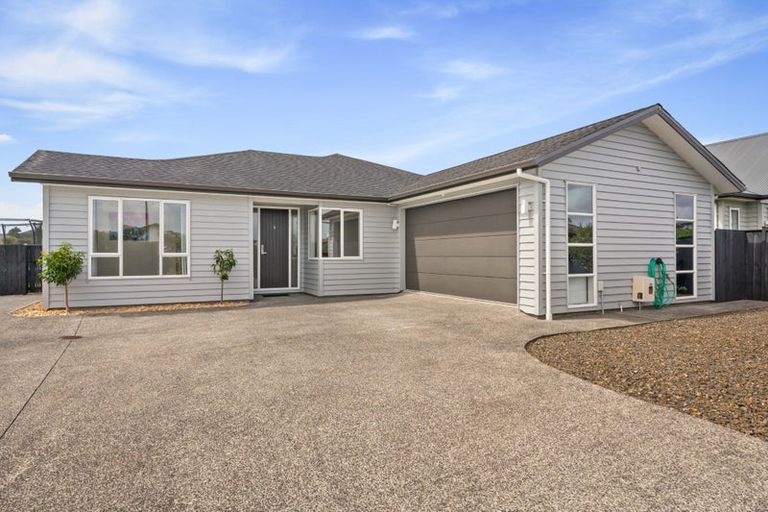 Photo of property in 1 Aporo Drive, Kumeu, 0810