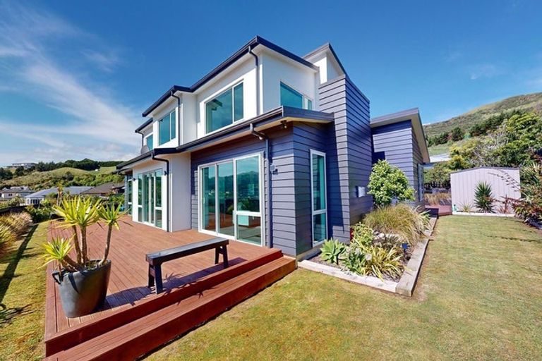 Photo of property in 26 Kilkelly Close, Tawa, Wellington, 5028