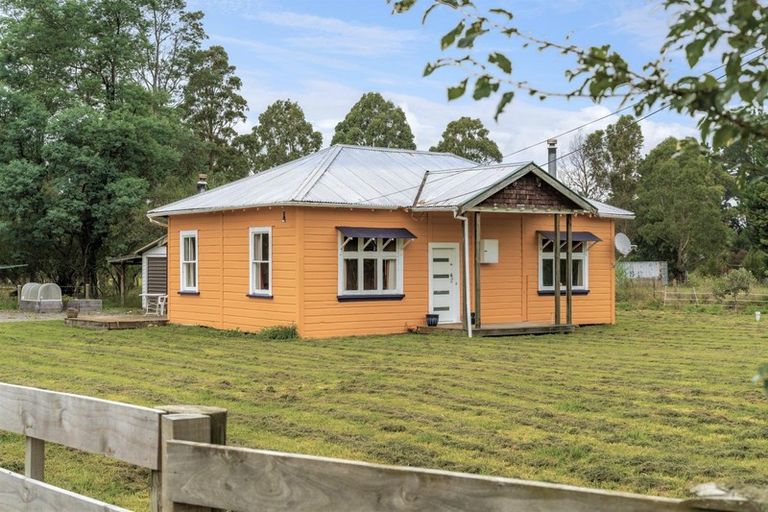 Photo of property in 1822 State Highway 2, Tauwharenikau, Greytown, 5794