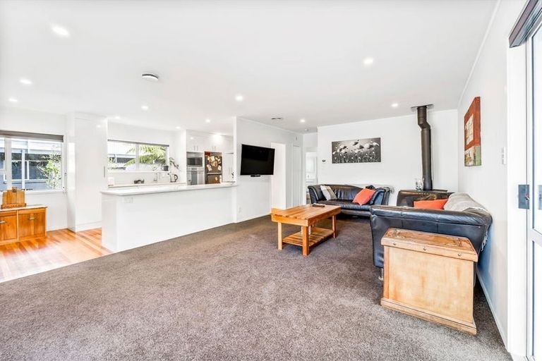 Photo of property in 5 Seabar Place, Glen Eden, Auckland, 0602