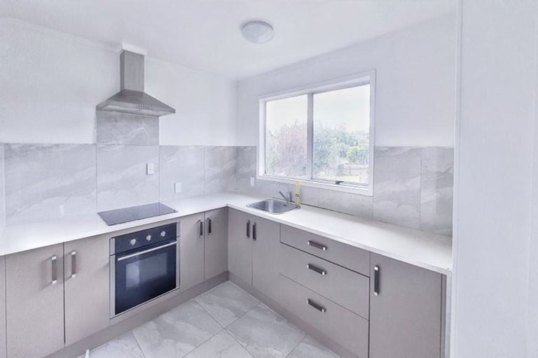 Photo of property in 37 Larissa Avenue, Henderson, Auckland, 0610