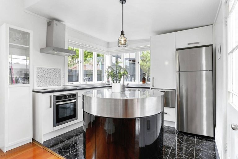 Photo of property in 4 Bowers Road, Glen Eden, Auckland, 0602