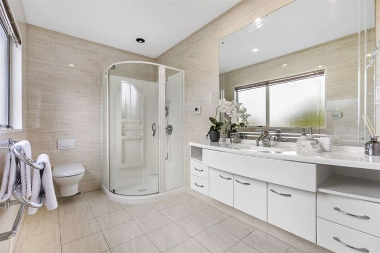 Photo of property in 6 Canonbie Place, East Tamaki Heights, Auckland, 2016