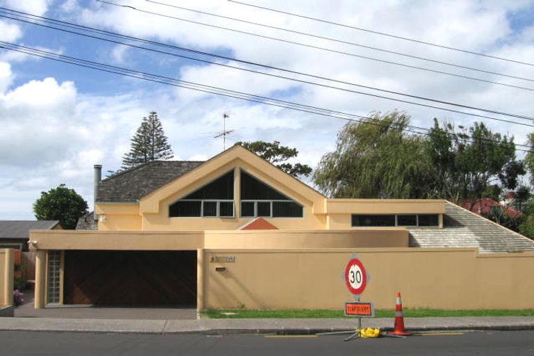 Photo of property in 1/301 Beach Road, Campbells Bay, Auckland, 0630