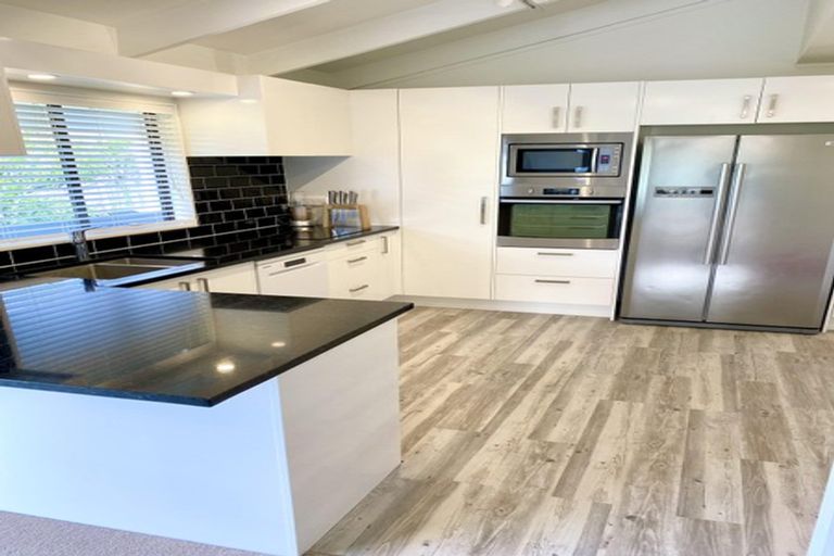 Photo of property in 2/660 Beach Road, Browns Bay, Auckland, 0630