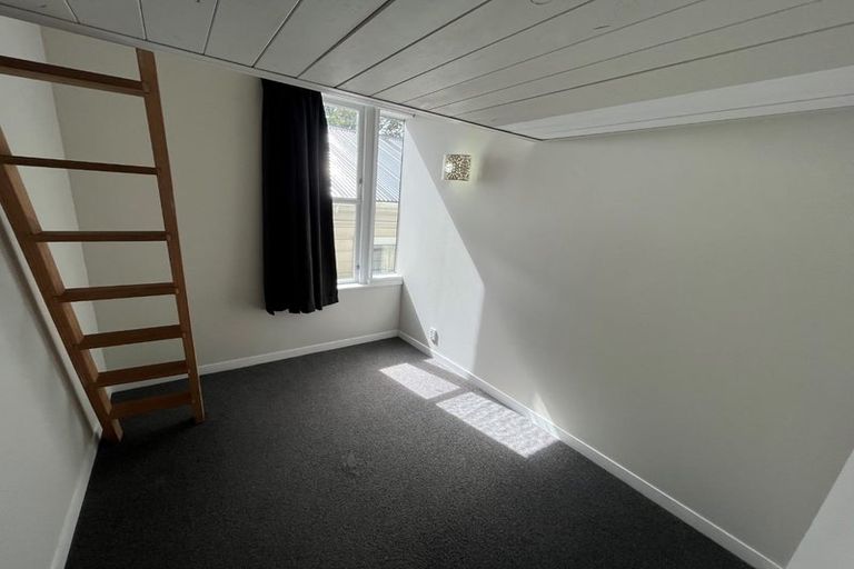 Photo of property in 62 Kelburn Parade, Kelburn, Wellington, 6012