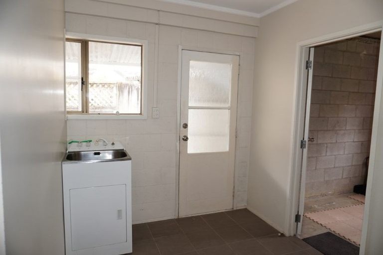 Photo of property in 2/27 Knightsbridge Drive, Forrest Hill, Auckland, 0620