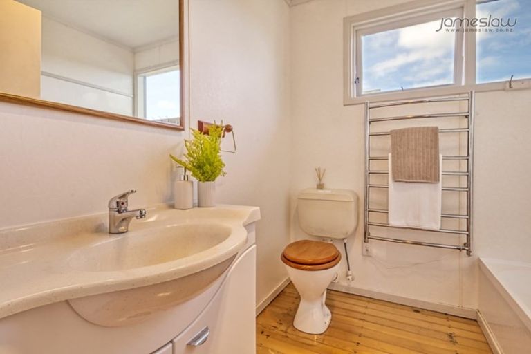 Photo of property in 42 Park Road, Glenfield, Auckland, 0629