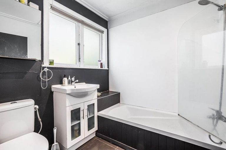 Photo of property in 18 Sidlaw Street, Strathmore Park, Wellington, 6022