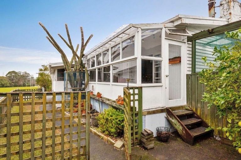 Photo of property in 128 Archibald Road, Kelston, Auckland, 0602