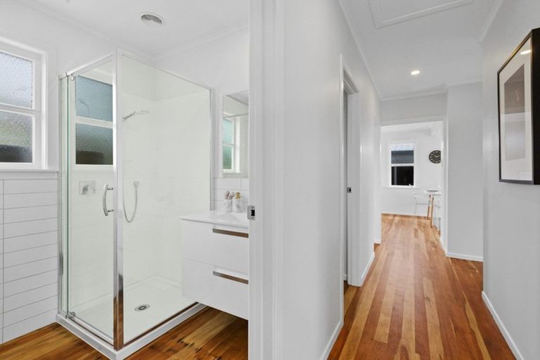 Photo of property in 1/3 Daphne Street, Kelston, Auckland, 0602