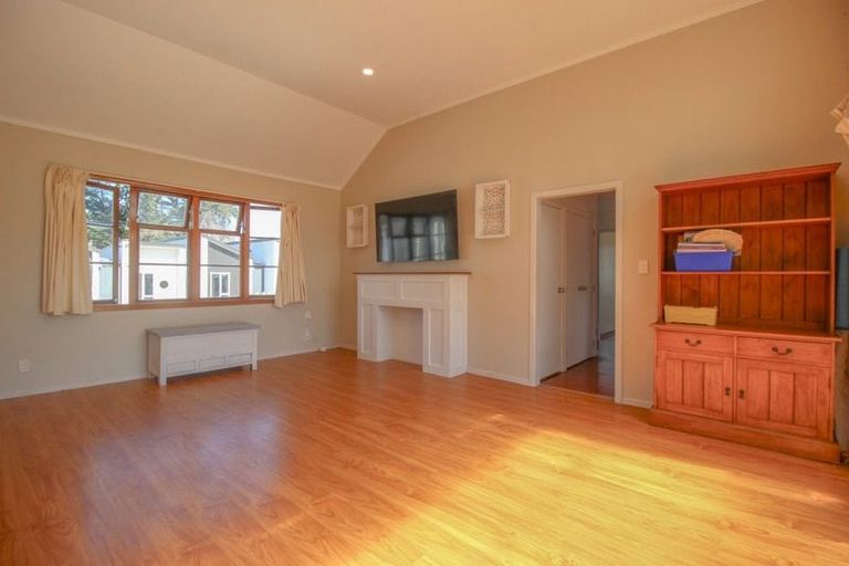 Photo of property in 11 Ramwall Place, Weymouth, Auckland, 2103