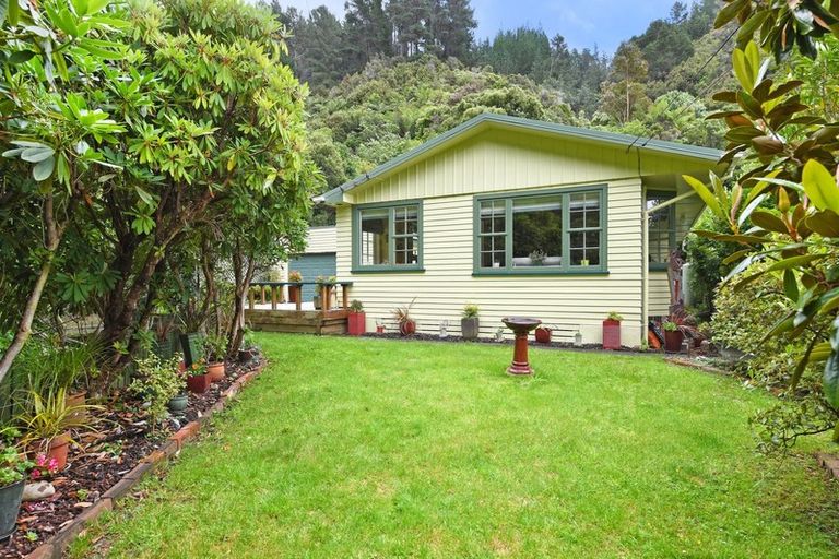 Photo of property in 136 Pinehaven Road, Pinehaven, Upper Hutt, 5019