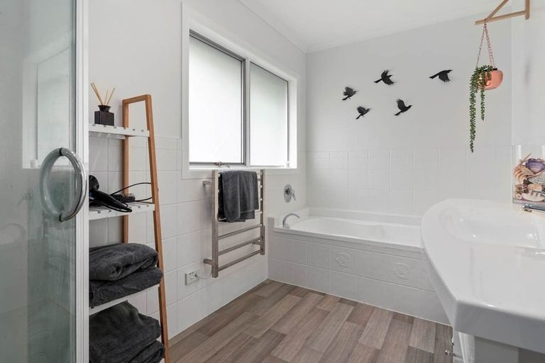 Photo of property in 16 Regal Place, Forrest Hill, Auckland, 0620