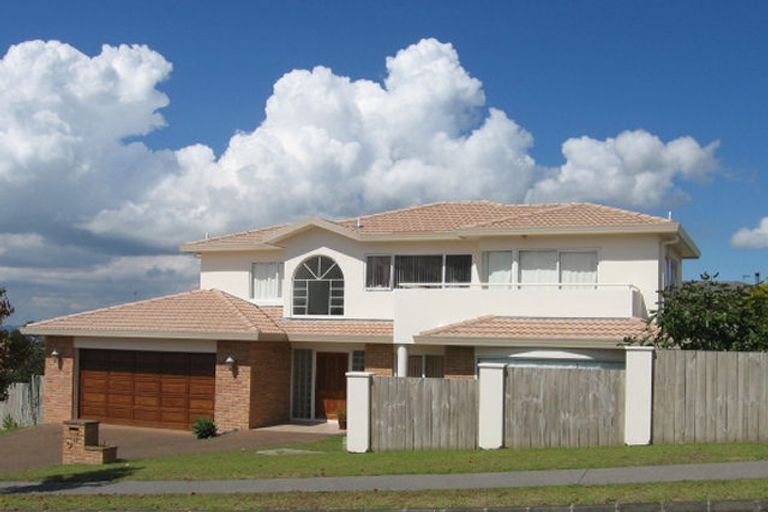 Photo of property in 17 Whiting Grove, West Harbour, Auckland, 0618