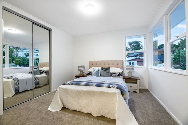 Photo of property in 8 Thuja Street, Green Bay, Auckland, 0604