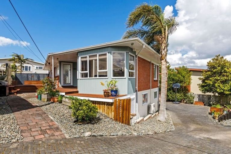 Photo of property in 2/83a Pupuke Road, Northcote, Auckland, 0627