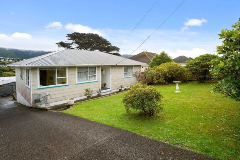 Photo of property in 38 Taylor Terrace, Tawa, Wellington, 5028