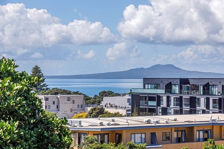 Photo of property in 1 Paterson Mews, Browns Bay, Auckland, 0630