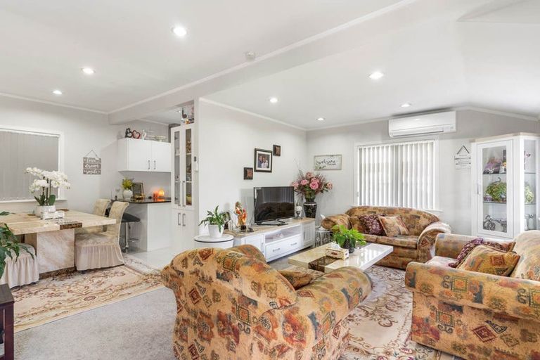 Photo of property in 2/13 Templeton Place, Clendon Park, Auckland, 2103