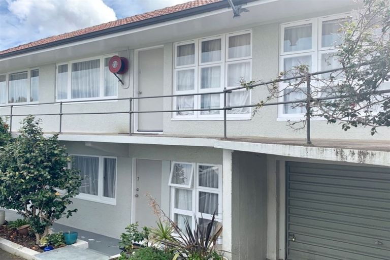 Photo of property in 4/2 Outhwaite Lane, Grafton, Auckland, 1023