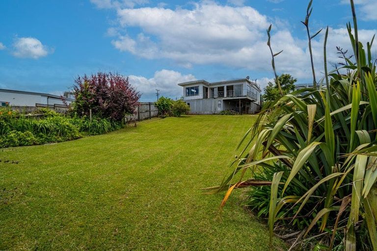 Photo of property in 31 Roberts Road, Matakatia, Whangaparaoa, 0930