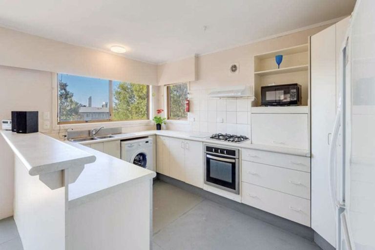 Photo of property in 40 Akoranga Drive, Northcote, Auckland, 0627