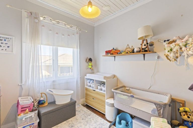 Photo of property in 15 Ngahere Street, Inglewood, 4330