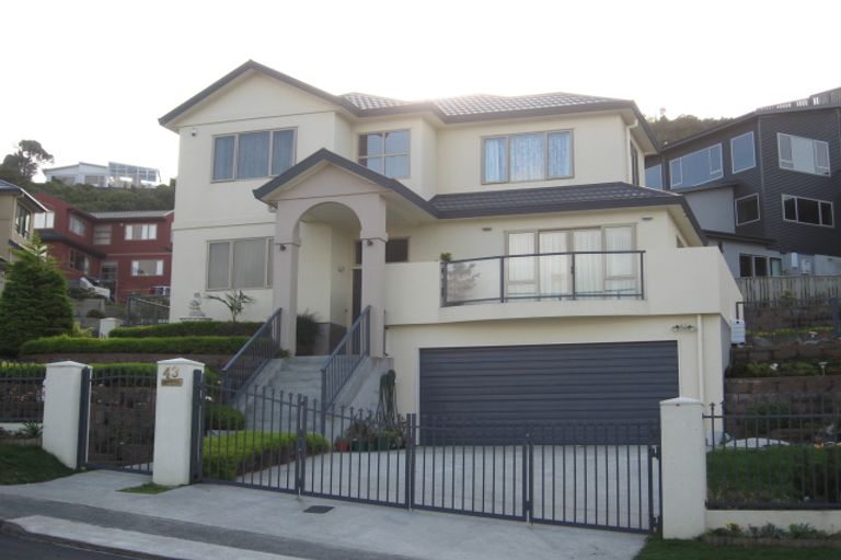 Photo of property in 43 Dress Circle, Newlands, Wellington, 6037