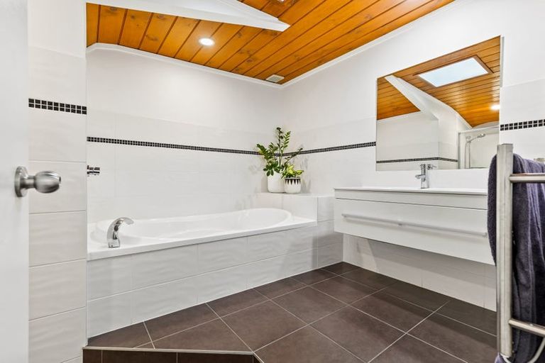 Photo of property in 15a Whangaparaoa Road, Red Beach, 0932