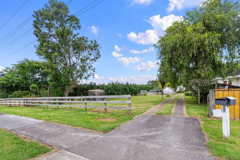 Photo of property in 9 Taupaki Road, Taupaki, Henderson, 0782