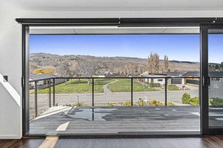 Photo of property in 57 Stratford Drive, Mount Pisa, Cromwell, 9383