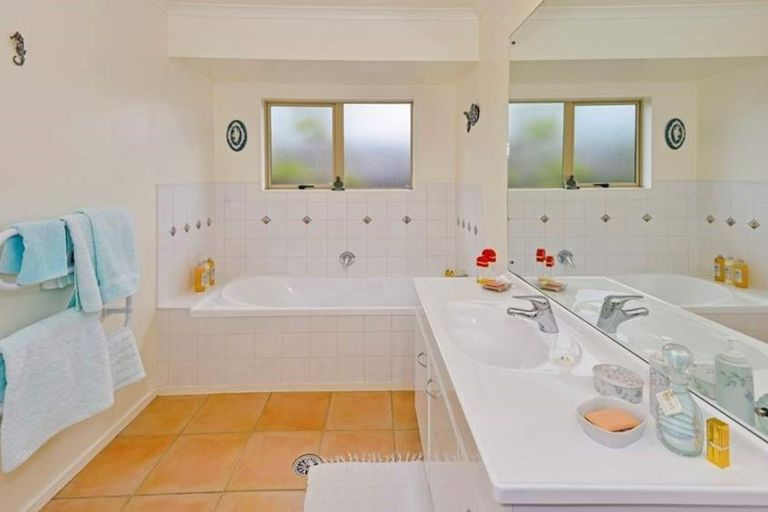 Photo of property in 12 Pukatea Avenue, Albany, Auckland, 0632