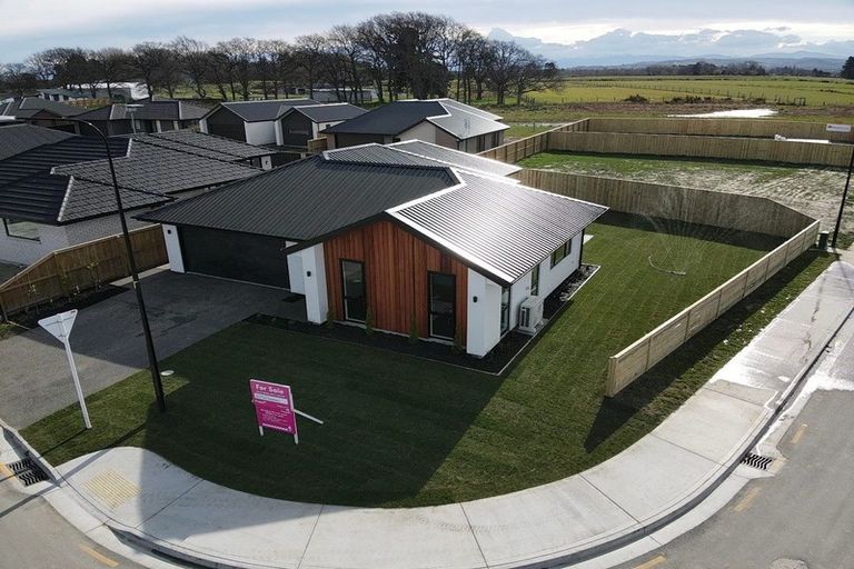 Photo of property in 8 Oakleigh Street, Woodend, 7610