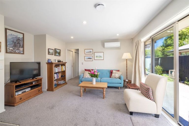 Photo of property in 2/61 Middlepark Road, Sockburn, Christchurch, 8042