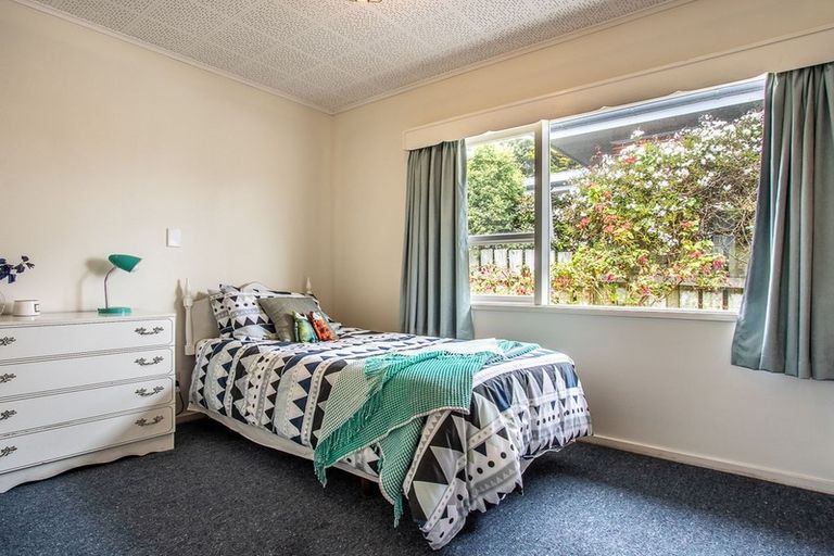 Photo of property in 14 Robert Street, Newlands, Wellington, 6037