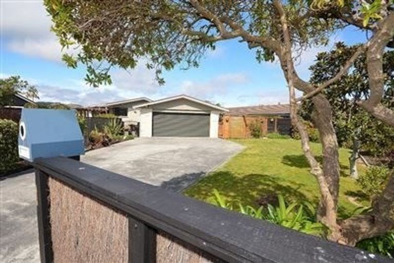 Photo of property in 16 Hastings Street, Waikanae Beach, Waikanae, 5036