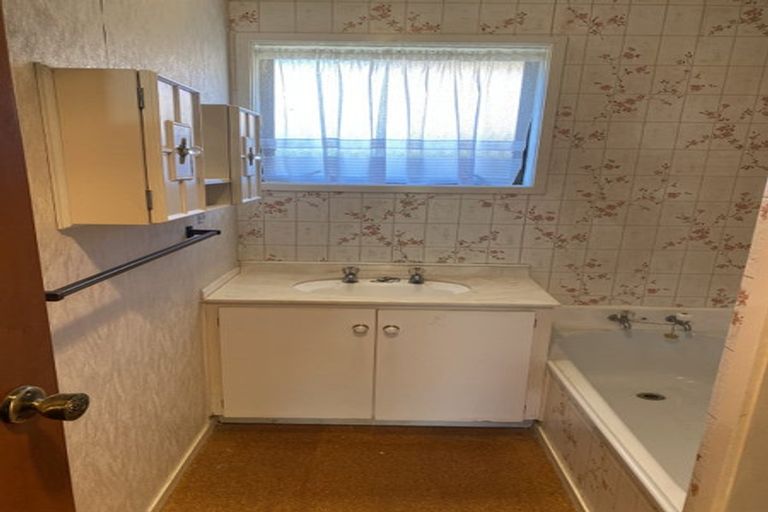 Photo of property in 1/6 Annette Avenue, Te Atatu South, Auckland, 0610