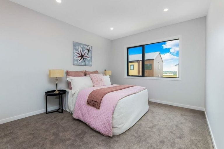 Photo of property in 25 Taipahitini Road, Rosehill, 2113