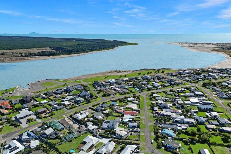 Photo of property in 35 Shortt Street, Foxton Beach, Foxton, 4815