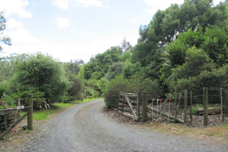 Photo of property in 16 Kanuka Road, Bombay, 2675