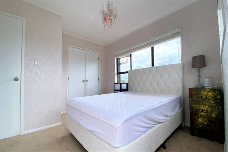 Photo of property in 16 Cherub Place, West Harbour, Auckland, 0618