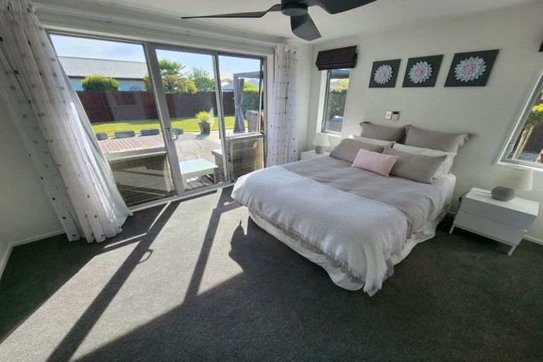 Photo of property in 26 Pohutukawa Crescent, Parklands, Christchurch, 8083