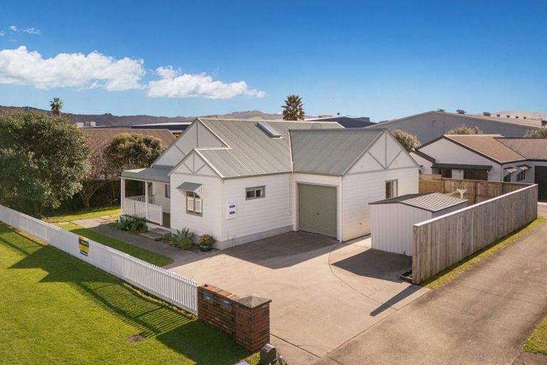 Photo of property in 11 Cholmondeley Crescent, Whitianga, 3510